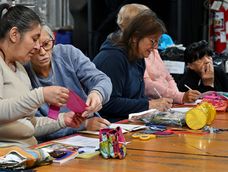 El taller no solo promueve el reciclaje, sino que también funciona como un ámbito de encuentro e intercambio entre emprendedoras. El taller no solo promueve el reciclaje, sino que también funciona como un ámbito de encuentro e intercambio entre emprendedoras.