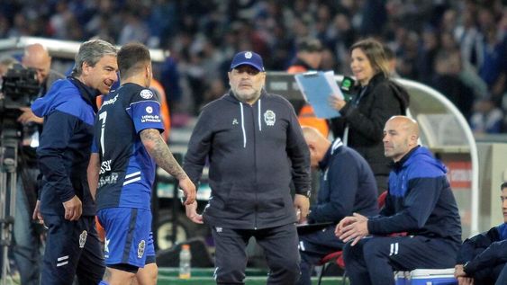 Luego de la derrota ante Talleres, Maradona disparó contra el árbitro