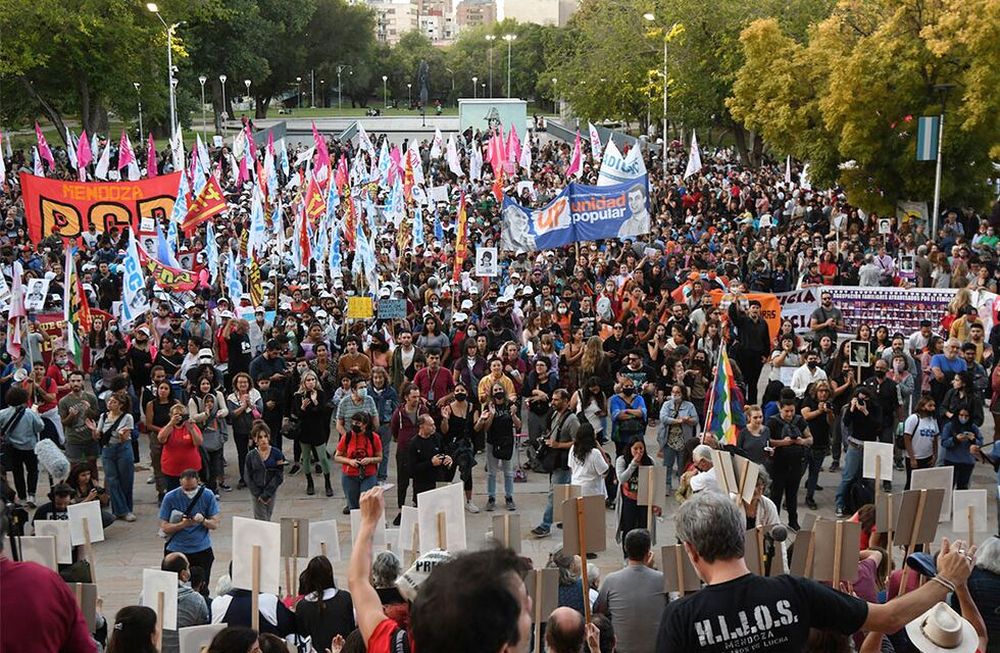 Miles de mendocinos se movilizaron por el día Nacional  de la Memoria por la Verdad y la Justicia. La movilización comenzó en San Martín y Sarmiento y finalizó en casa de Gobierno. Foto José Gutierrez / Los Andes