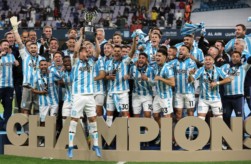 Integrantes de Racing Club celebran con el trofeo tras ganar la final de la Supercopa Argentina de fútbol entre Boca Juniors y Racing Club en Al Ain, Emiratos Árabes Unidos. Foto: EFE/EPA/ALI HAIDER