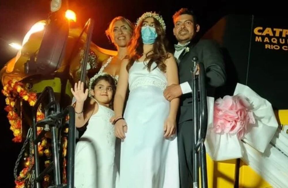 Walter Berter y Mariana Coria, quienes este fin de semana, luego de quince años de novios, decidieron casarse de una manera inédita: usaron una cosechadora para reemplazar al tradicional vehículo de boda.