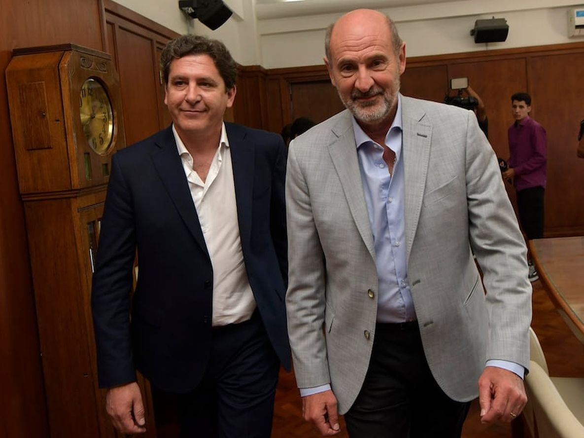 Gustavo Fernández, ministro de Producción, Trabajo e Innovación de San Juan, y Rodolfo Vargas Arizu, ministro de Producción de Mendoza, en la reunión que mantuvieron a principios de año. Foto: Orlando Pelichotti / Los Andes