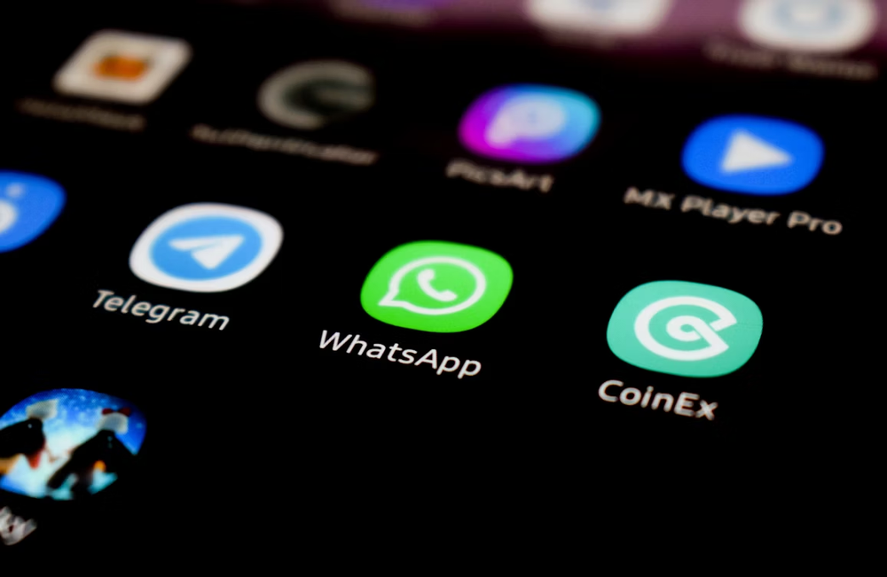 Configurar “Mis contactos” o “Mis contactos, excepto…” en la sección de grupos permite mantener bajo control quién puede sumarte a chats masivos. Configurar “Mis contactos” o “Mis contactos, excepto…” en la sección de grupos permite mantener bajo control quién puede sumarte a chats masivos.