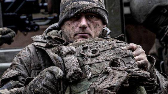 Soldado ucraniano en Bajmut. Aseguran estar en una picadora de carne mientras Zelenski no ordena la retirada de la ciudad sitiada por el Grupo Wagner.