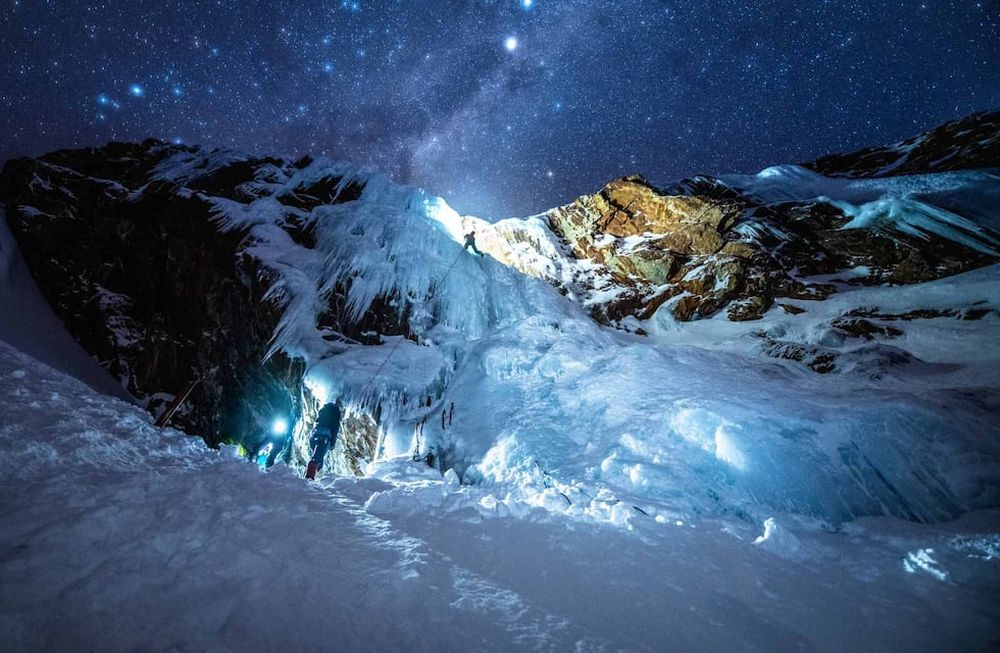 Cuando el día se va apagando, en los alrededores de Ushuaia se organizan distintos paseos que tienen como principal atractivo el disfrute del silencio andino y el atardecer, y la aparición de la Luna.