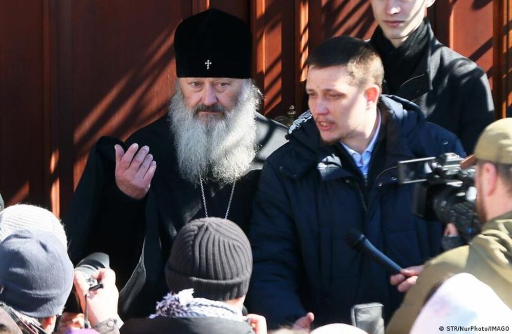 Abad Pavlo, líder de la Iglesia Ortodoxa Ucraniana, siendo esposado por la policía de Kiev mientras los fieles lo apoyan y reclaman a las autoridades.