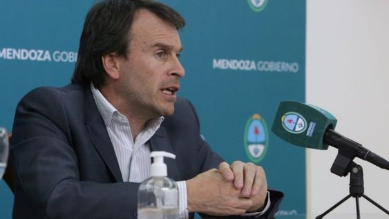 Uno si, el otro aún no. El ministro Lisandro Nieri logró cerrar el acuerdo con el bono en dólares; falta ahora el emitido en pesos.