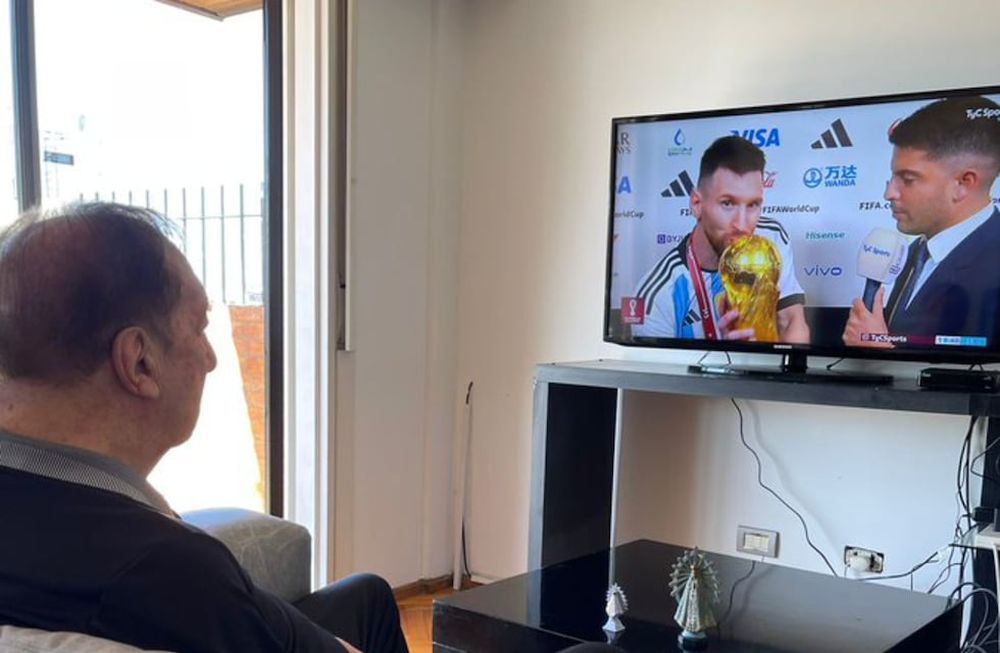 La foto de Carlos Bilardo observando a Messi campeón del Mundo. (Captura).