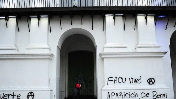 La fachada del Cabildo quedó pintada con mensajes contra Berni y el Gobierno.
