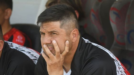 Alejandro Abaurre, consideró que el equipo ha demostrado un juego más regular en las últimas y que se ilusiona, como cualquiera, con la clasificación. Alejandro Abaurre D.T. de HuracánFoto: José Gutierrez / Los Andes