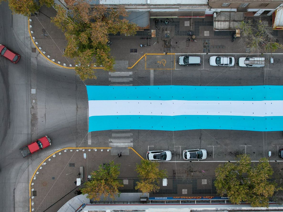 General Alvear desplegó la bandera más grande del país sobre los techos de sus avenidas