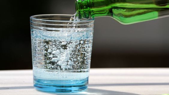 Agua con gas: beneficios, riesgos y cuánto se puede tomar por día, según la ciencia