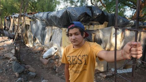 Thomas vive en una precaria casa de cartón y nylon. No tiene servicios fundamentales ni materiales adecuados para criar las codornices. Pero sigue intentando / José Gutiérrez