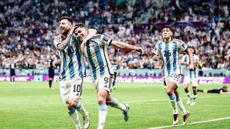 Julián Álvarez es saludado por Messi y atrás llega Nahuel Molina para sumarse al festejo. Los tres estarán en la final.