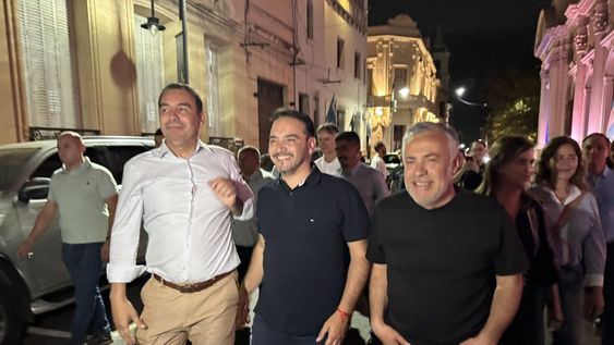 Alfredo Cornejo junto a los triunfadores de la elección de Corrientes, los radicales Juan Pablo y Gustavo Valdés. Foto: Alfredo Cornejo en X.