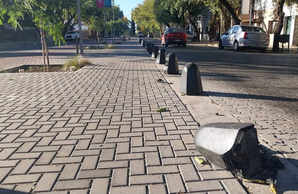Algunos sectores del paseo Strassera lucen sin bolardos. | Foto: Los Andes
