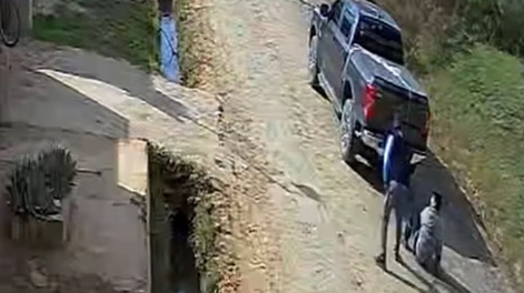 Los Andes | hombre arrastra a delincuente en zárate