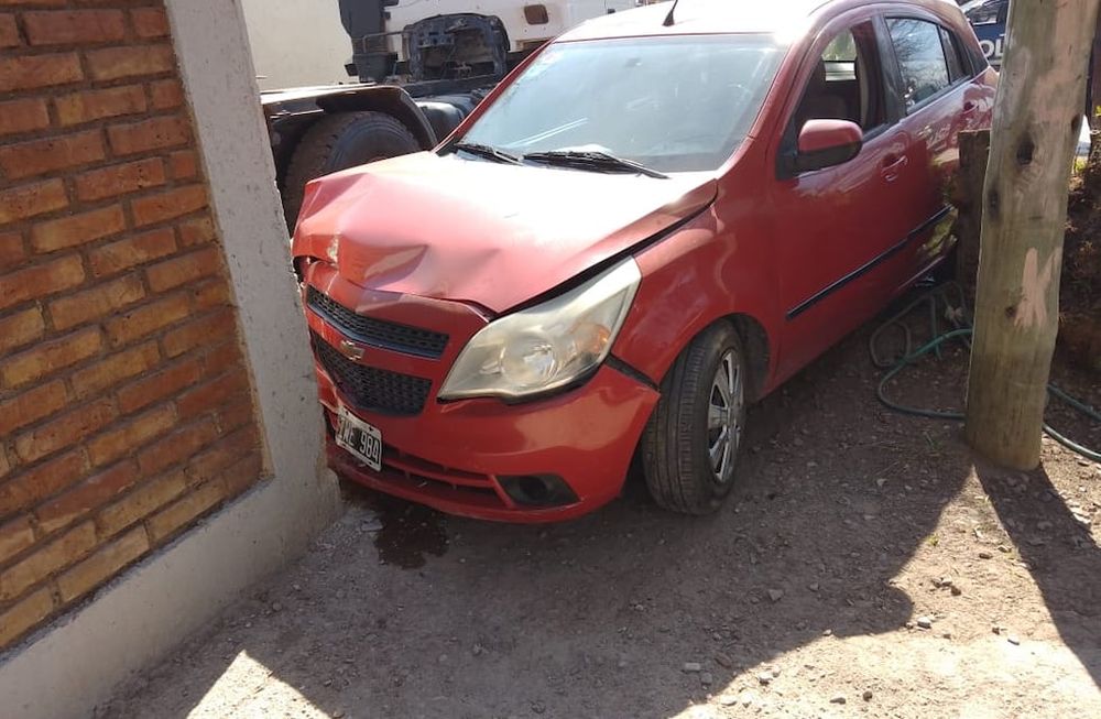 El auto que el ladrón se robó tras chocar su camioneta. / Gentileza Ministerio de Seguridad.