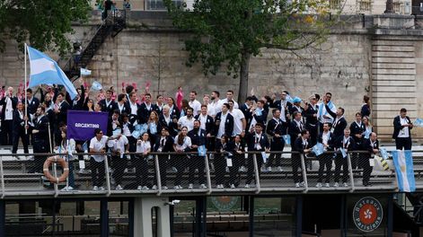 Los Andes | La selección de Argentina desfila por el río Sena, durante la ceremonia de inauguración de los Juegos Olímpicos de París 2024, este viernes en la capital francesa. Foto: EFE/Julio Muñoz