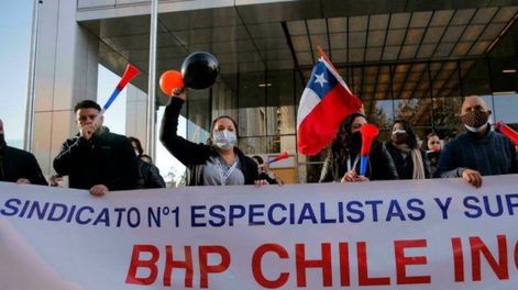 Los trabajadores de La Escondida, la mina de cobre de mayor producción de Chile y del mundo, aprobaron iniciar una huelga, al rechazar por un 99,5% la última oferta de la compañía, controlada por la multinacional BHP.