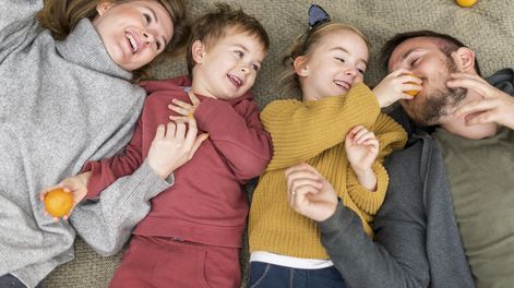 Cada vez más familias brindan un hogar a chicos con derechos vulnerados, así, abren las puertas de su casa y su corazón para ofrecer un espacio de contención y afecto durante la transición hacia la adopción o revinculación con la familia.