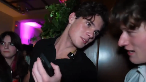 Un streamer se fue de fiesta con una fan pese a los ruegos de su novio.