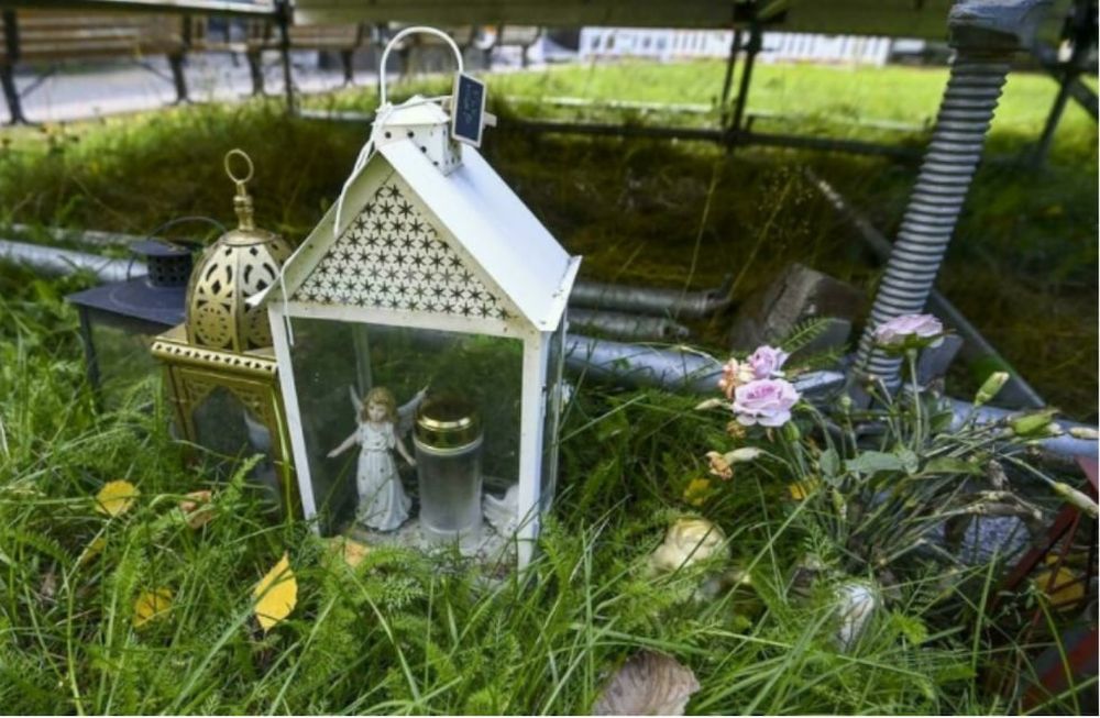 Foto tomada el 3 de septiembre de 2021 muestra velas colocadas cerca de la escena del crimen en el distrito de Koskela en Helsinki, Finlandia, donde el joven adolescente fue asesinado. Markku Ulander Lehtikuva / AFP