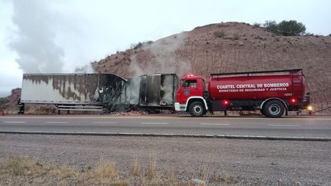 Se incendió un camión cargado con gaseosas en Ruta 7 y bomberos extinguieron las llamas.