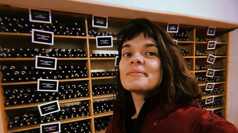 Mercedes Córdova dirige Tierra Malbec, un corto que celebra la historia del Malbec en Mendoza.