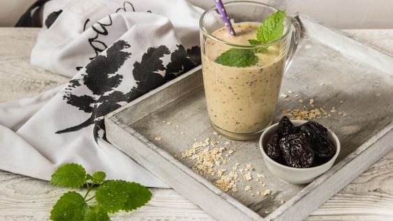 Mezclar ciruelas pasa con avena no es solo para el tránsito lento.