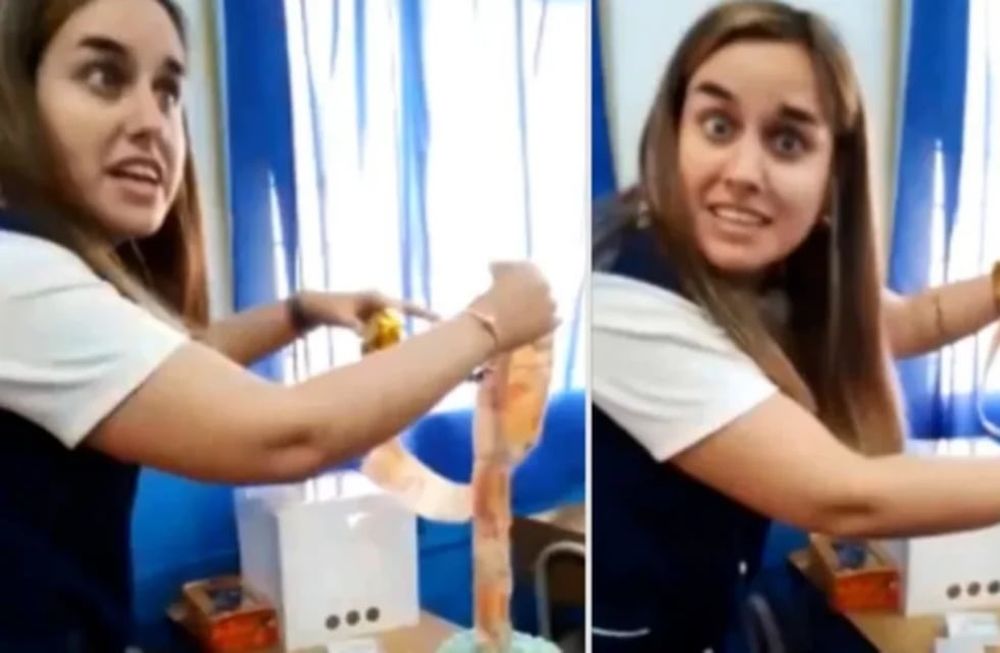 Alumnos de Rosario le regalaron una torta con dinero oculto a una maestra. (Captura de video)