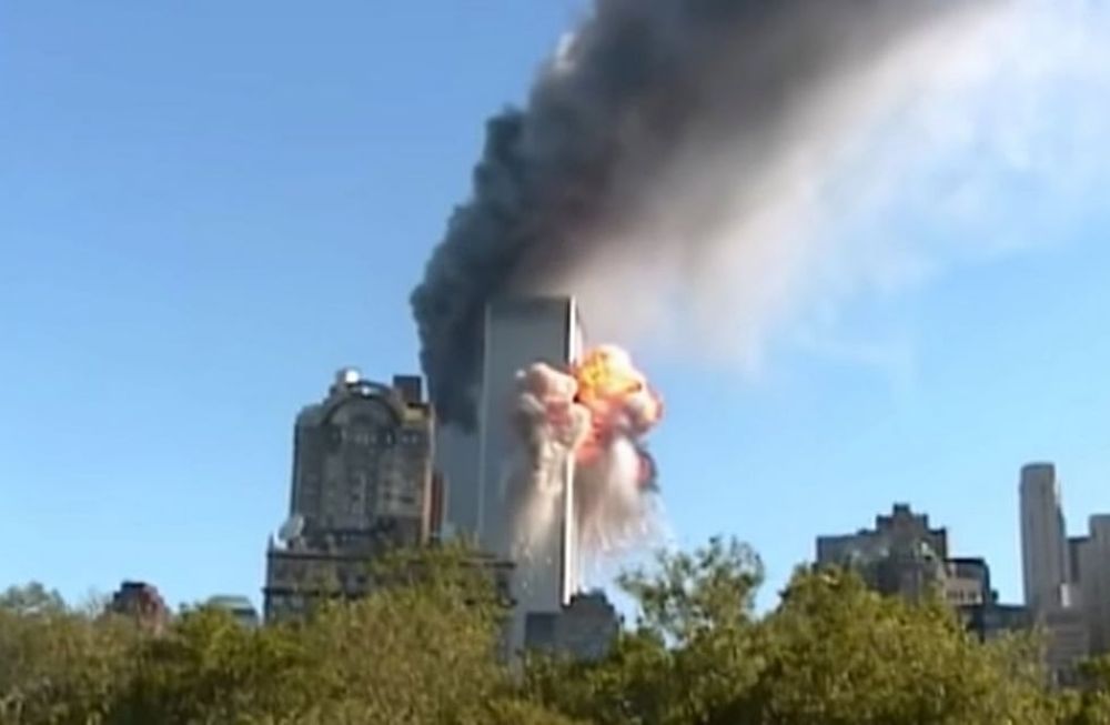 Un aficionado compartió en Youtube un video en el que se ve al segundo avión estrellarse contra el Word Trade Center.