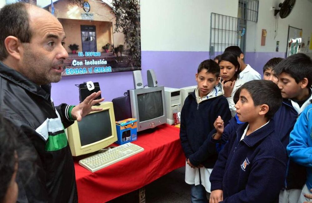 Chicos con discapacidades donaron computadoras a una escuela rural.