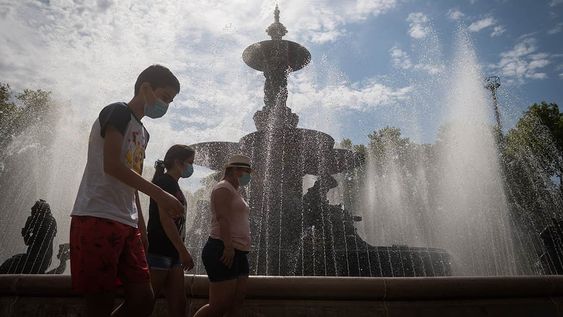 Las máximas de alrededor de 40 grados de las últimas jornadas disparan el consumo de agua. El panorama no es alentador ya que la ola continuará esta semana. Foto: Ignacio Blanco / Los Andes