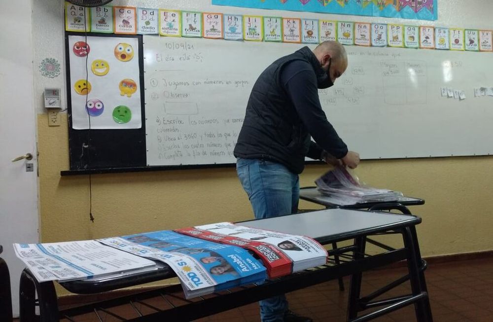 Preparando cuarto oscuro en escuela Leandro Alem de Guaymallén./ José Gutiérrez- Los Andes