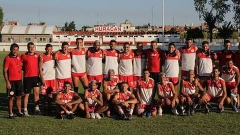 El plantel de Huracán Las Heras junto a su entrenador, Darío Alaniz. / Gentileza: Prensa Huracán LH.