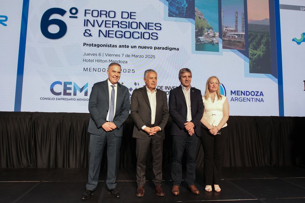 El presidente del CEM, Martín Clement junto al ministro de Economía Luis Caputo, el gobernador Alfredo Cornejo y la vicegobernadora Hebe Casado en el Foro de Inversiones que se realizó en Mendoza el año pasado. 
