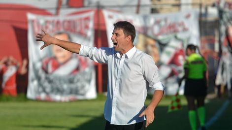 Los Andes | Luciano Theiler, el hombre que hace soñar al Pueblo Cruzado. El DT está a dos partidos de llevar a Maipú a la Primera Nacional. Foto: Nicolás Rios / Los Andes
