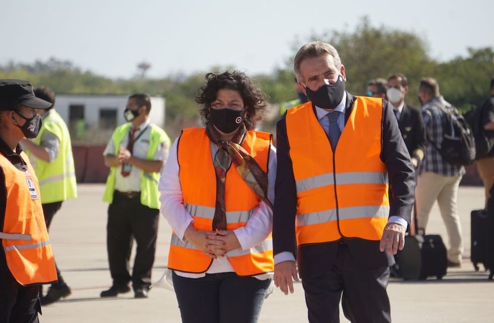 Llegó el décimo vuelo con más vacunas Sputnik V desde Rusia y fue recibido por la ministra de Salud, Carla Vizzotti y el ministro de Defensa, Agustín Rossi.