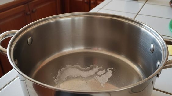 Cada vez que la superficie de la olla pierda claridad y quede con estas manchas, la solución llevará pocos minutos.