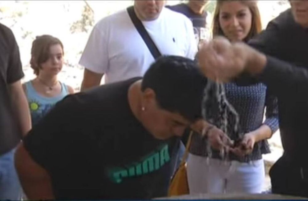 Una más de Maradona: ahora fue bautizado junto a Rocío Oliva en Jordania