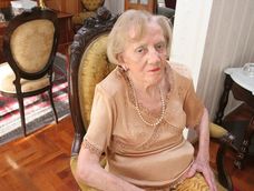 Licenciada Elvira Calle de Antequeda, nieta del fundador de diario Los Andes, Adolfo Calle y durante décadas figura de peso y de notable respeto a nivel provincial y nacional, es recordada por el diplomático español Ángel Manuel Ballesteros García.