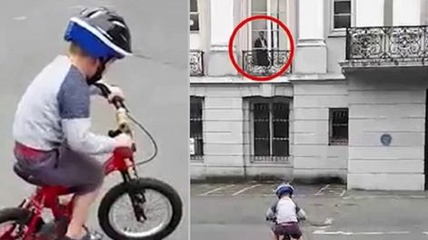 Una mamá grabó a un supuesto fantasma que miraba a su hijo mientras paseaba en bicicleta
