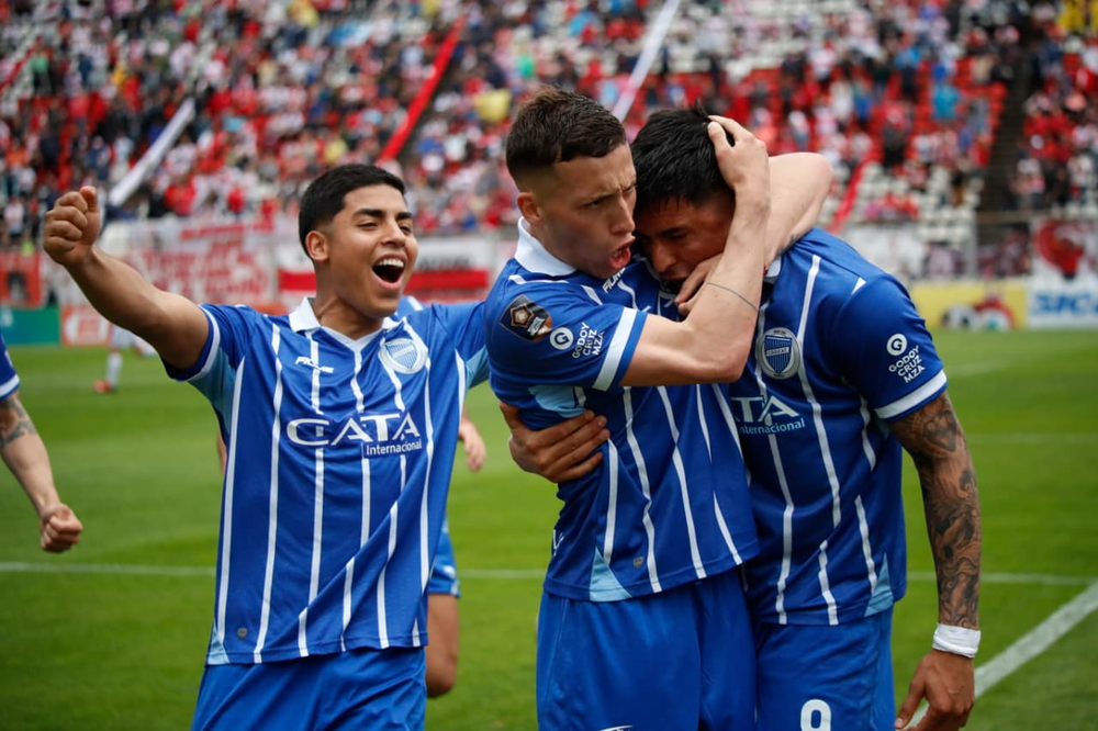 Pino, el goleador del torneo marcó el primero para el Expreso desde el punto de penal. 