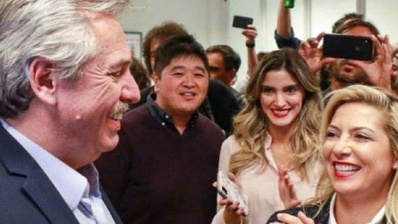 ¿Quién es Chien Chia Hong, el empresario taiwanés que visitó Olivos? En la foto, junto a Alberto Fernández, Sofía Pacchi y Fabiola Yáñez. / Gentileza