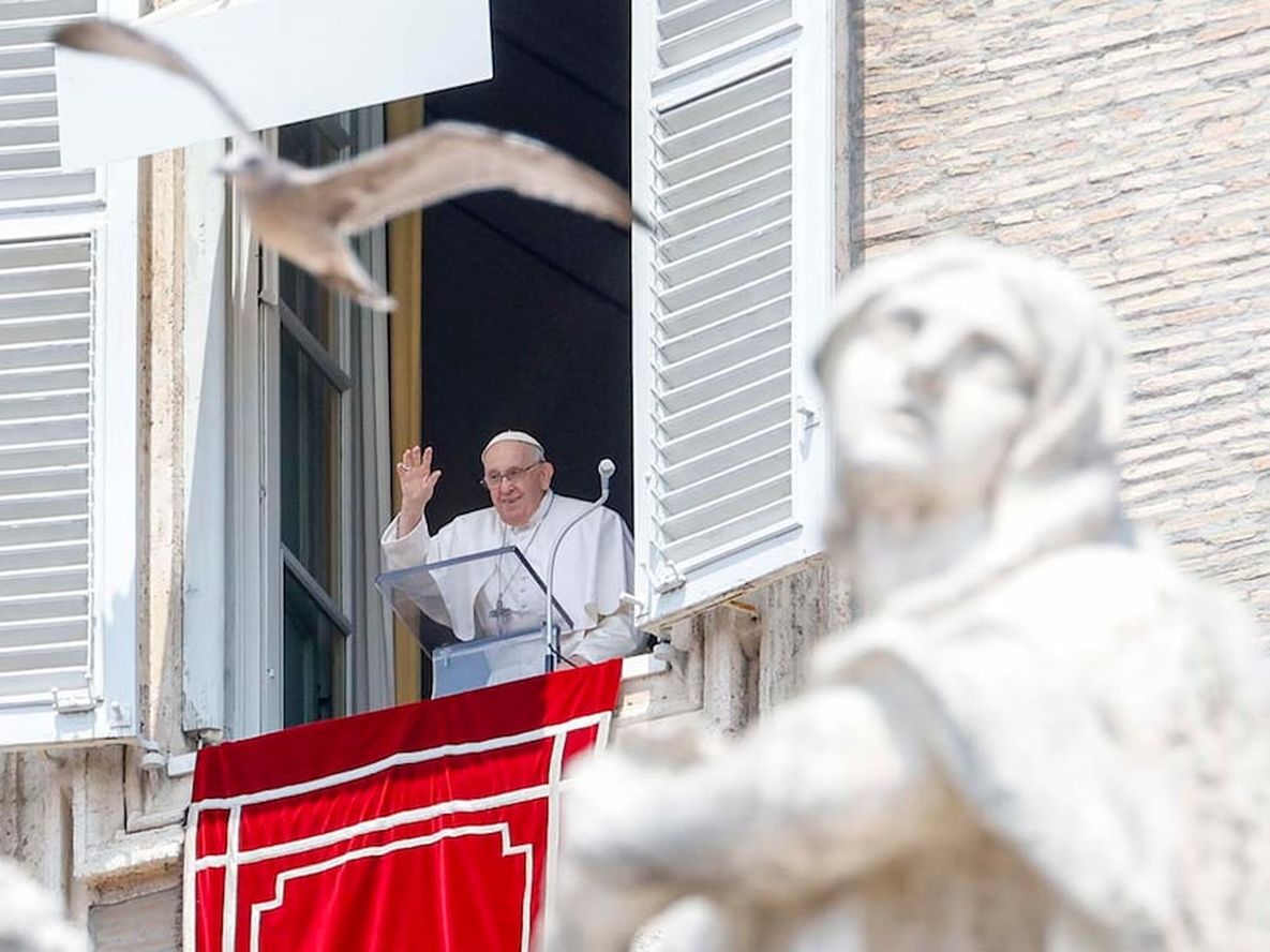 Ciudad del Vaticano (Santa Sede), 18/06/2023.- El Papa Francisco dirige el rezo del Ángelus desde la ventana de su oficina con vistas a la Plaza de San Pedro en la Ciudad del Vaticano.-EFE/Fabio Frustaci