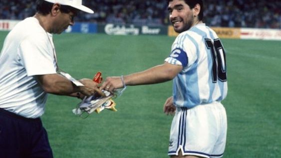 Diego Maradona, uno de los 3 mejores mediocampistas según ChatGPT