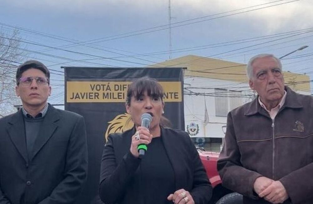 La candidata a intendente del Frente Libertario, Demócrata y Jubilados, Claudia Córdoba, en pleno discurso de campaña por Maipú. A su derecha, el concejal electo Alfredo Mancifesta.