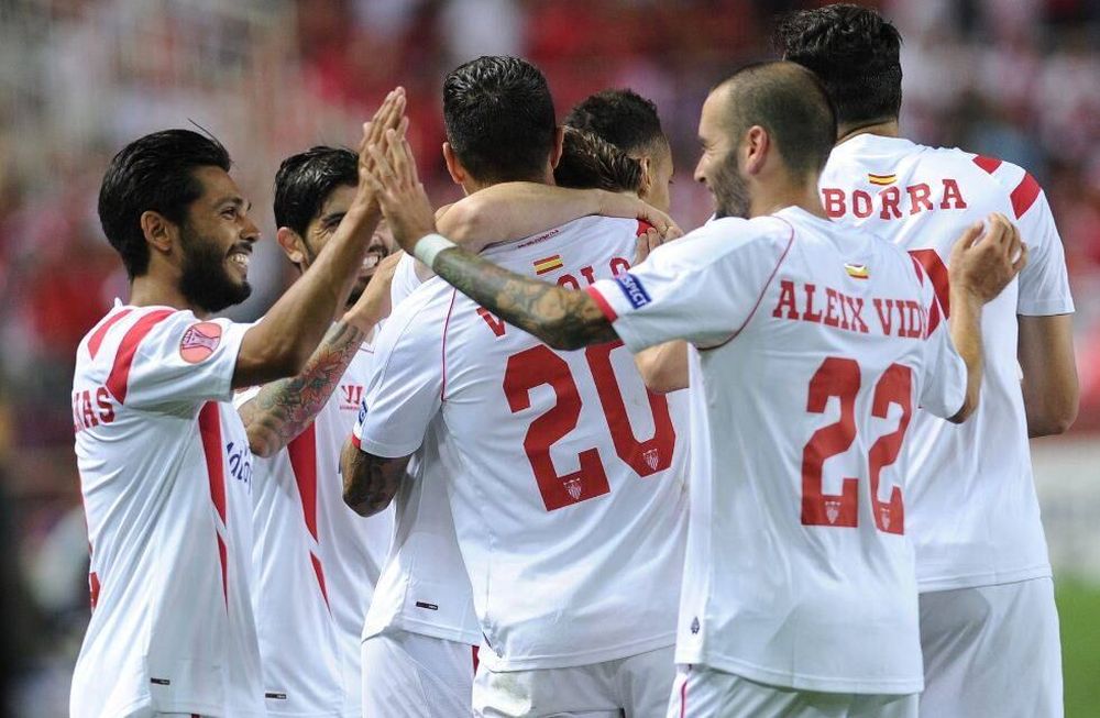 Sevilla, con Banega de titular, goleó a Fiorentina por una de las semis de la Europa League