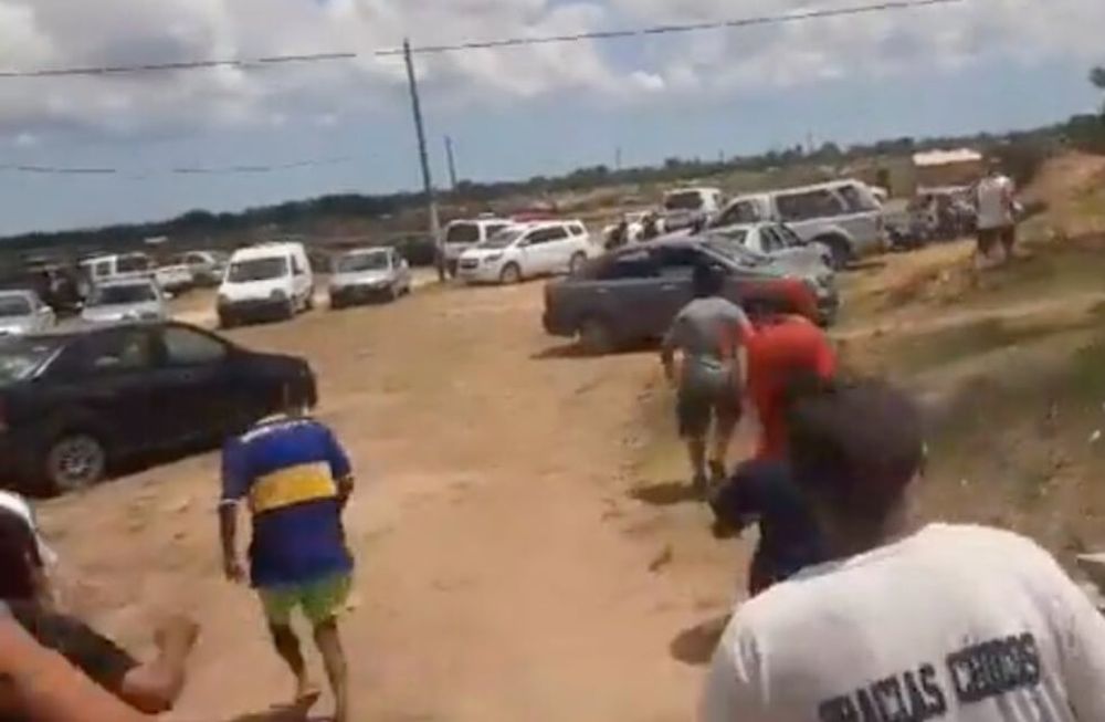 Vecinos comienzan a huir de los disparos durante el tiroteo que se desató en el barrio 8 de diciembre el pasado domingo por la tarde. Foto: Captura video